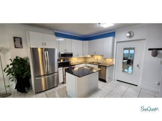 Foto del edificio - Carefree living in this immaculate updated 1 bedroom condo!