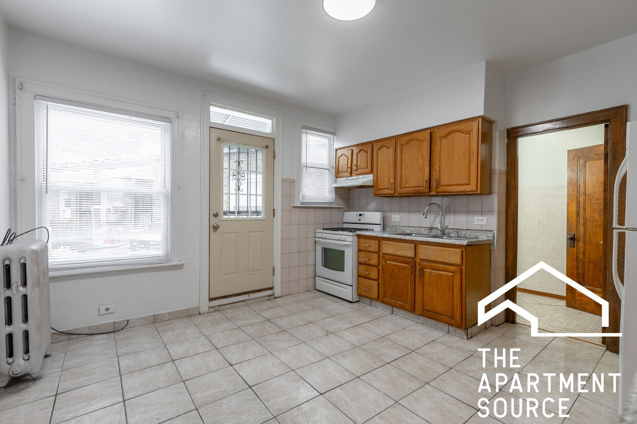 Primary Photo - 4921 W Berteau Ave