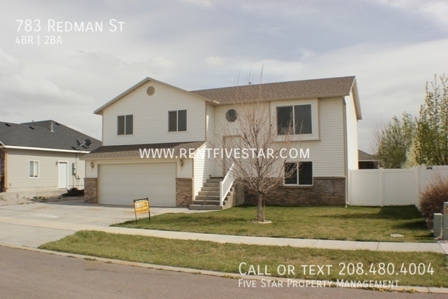 Foto principal - Spacious 4 Bedroom Home With Large Yard! V...