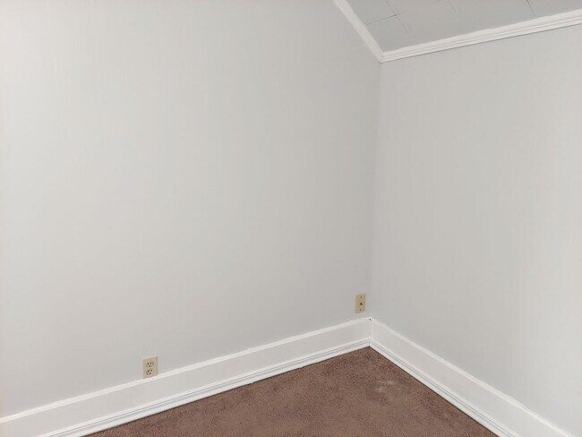 Building Photo - 533 S Jackson St