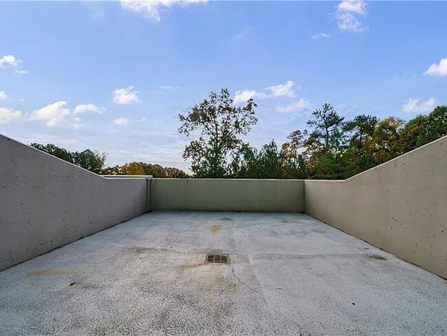 Building Photo - 1 bdrm, 1 bath condo with large private patio. Pool and gym on site!
