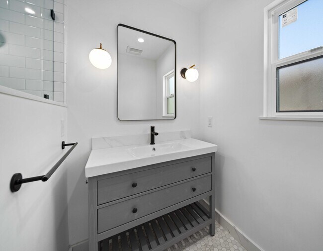 bathroom - 1304 N Cordova St