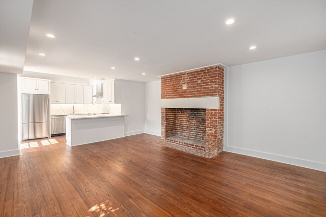 Building Photo - Renovated 2 Bedroom Carriage house off Lafayette Square