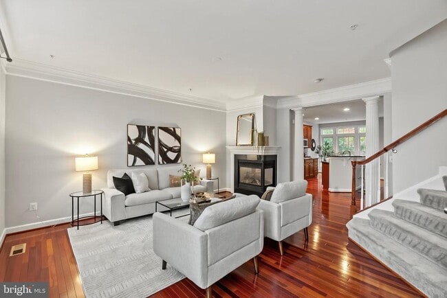 Building Photo - 904 W Glebe Rd