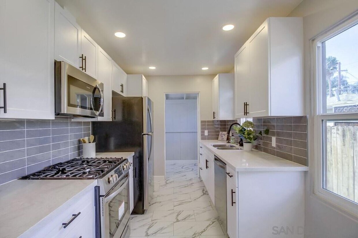 Foto principal - 1/Bedroom House in North Park - Fully Updated, AC, 1 Car Garage with Washer/Dryer!