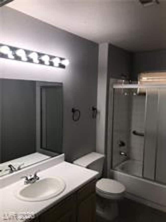Building Photo - 2 Bed Condo!!!