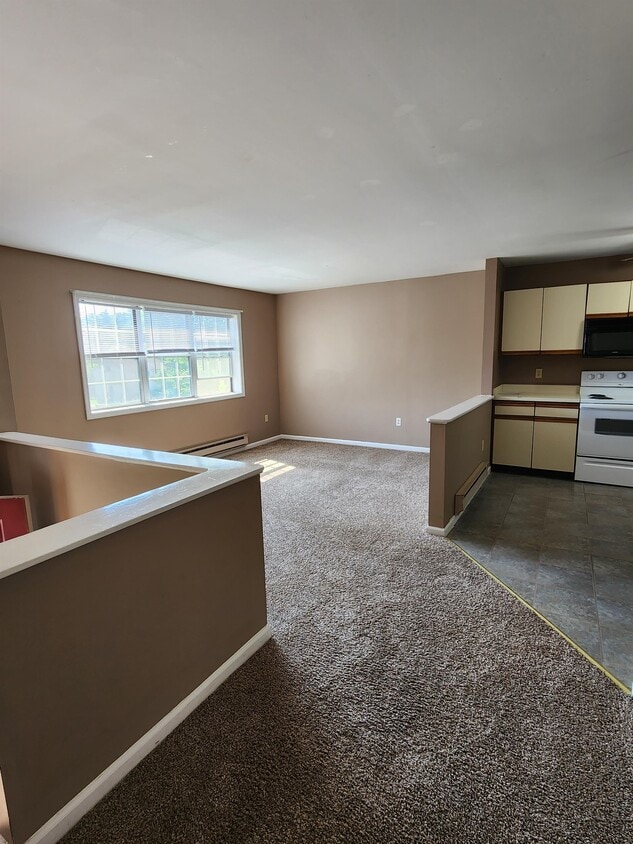 Primary Photo - 104 Pickwick Pl
