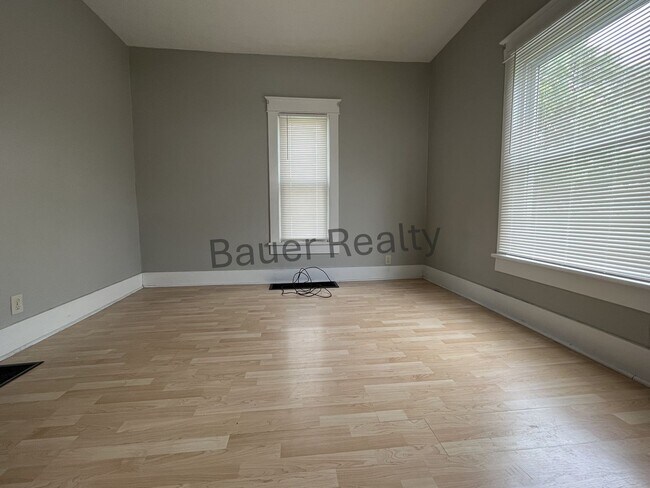 Foto del edificio - Two Story Home