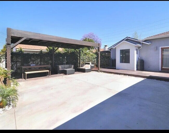 Foto del edificio - 16043 San Fernando Mission Blvd