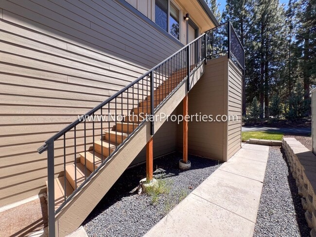 Building Photo - Stunning Studio Westside Bend Oregon