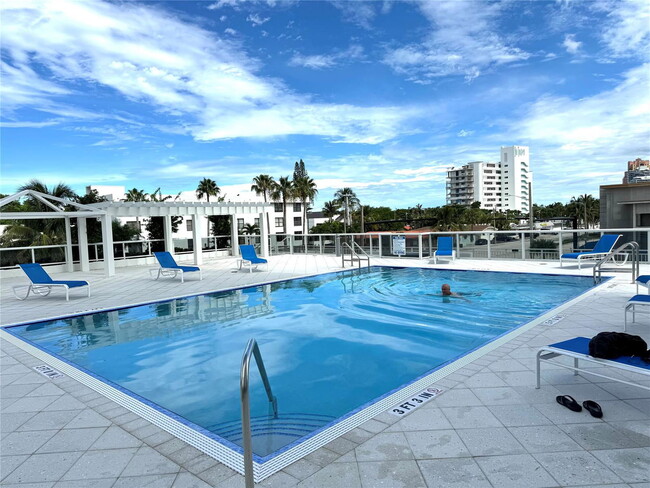 Foto del edificio - 3015 N Ocean Blvd