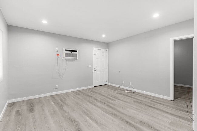 Building Photo - 113 S Lillie Ave