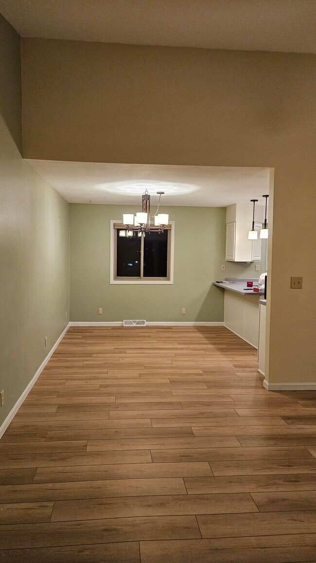 Foto del edificio - 727 Eagle Cir