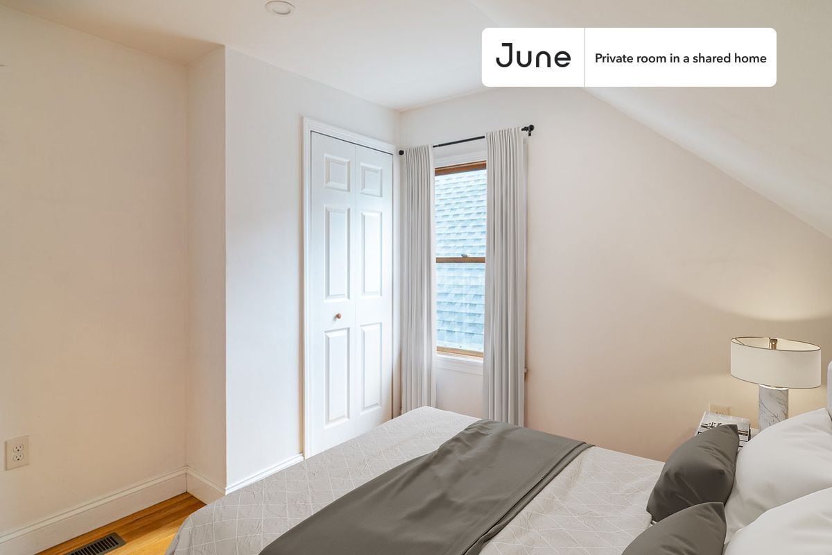 Foto principal - Room in Shared 6 bed/2 bath home