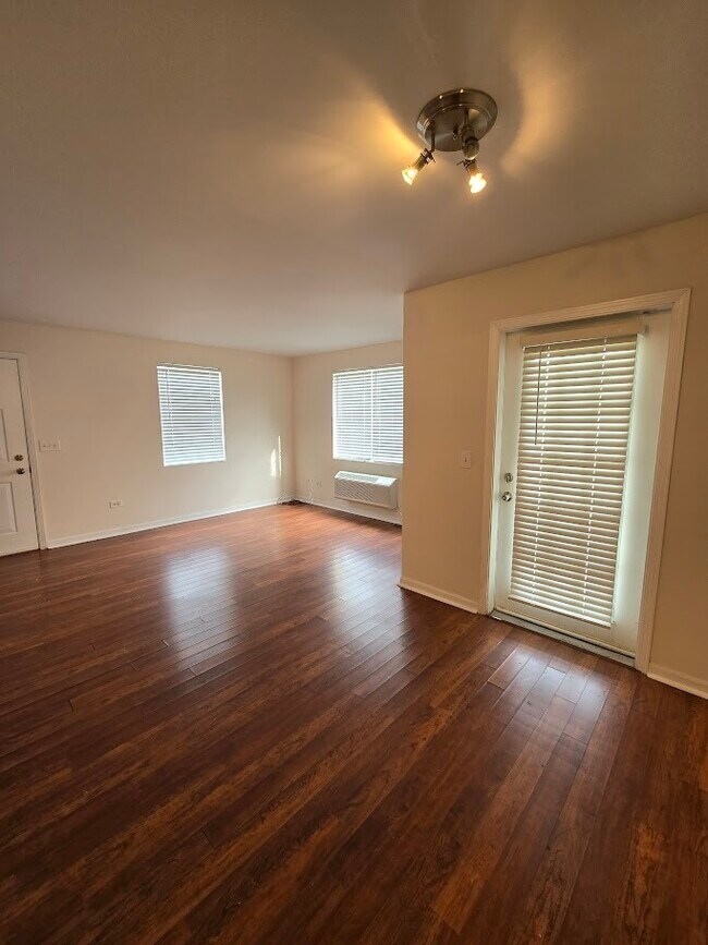 Foto del edificio - 307 Silverstone Dr