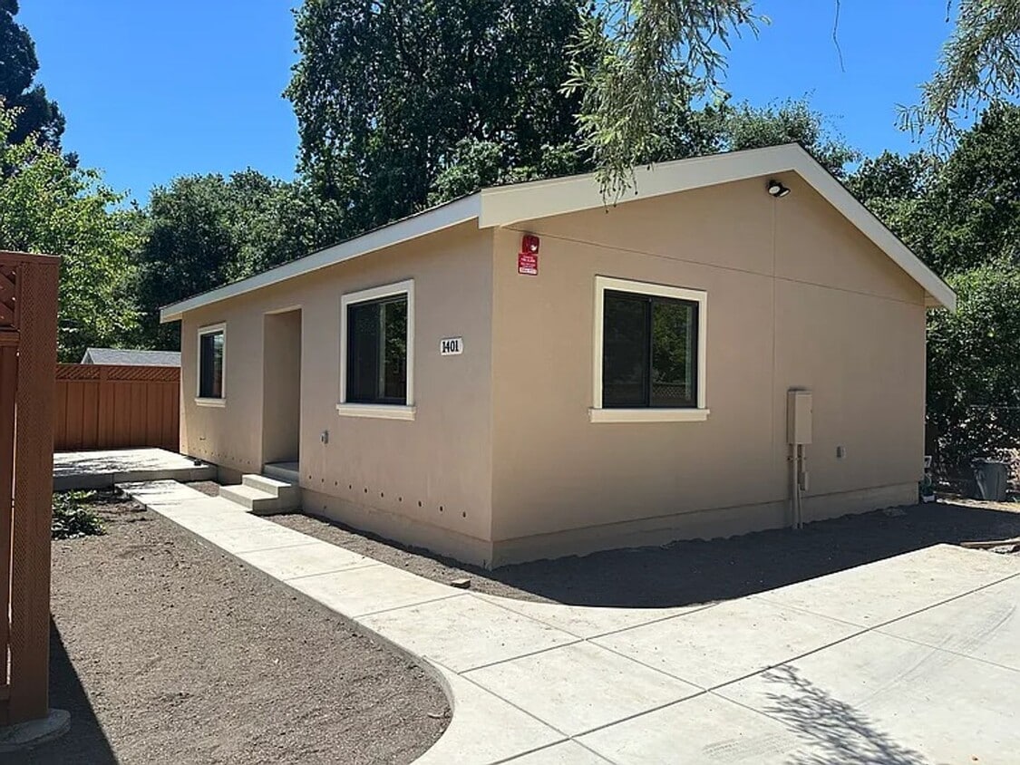 Primary Photo - 1401 Davis Ave
