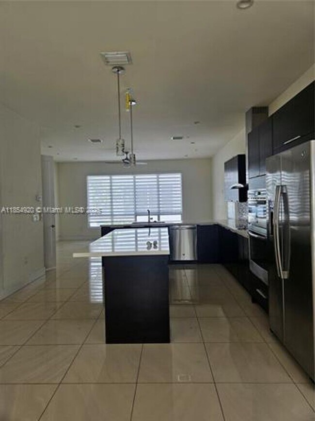 Building Photo - 6670 NW 105th Ct