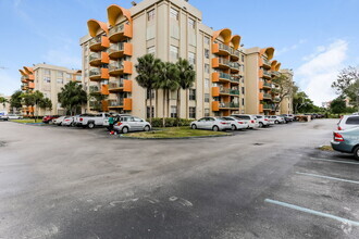 Building Photo - 9360 Fontainebleau Blvd