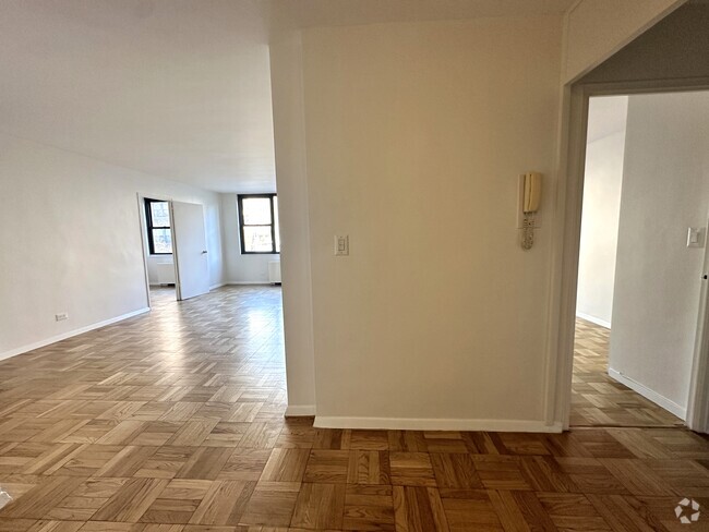 Building Photo - 323 E 51st St
