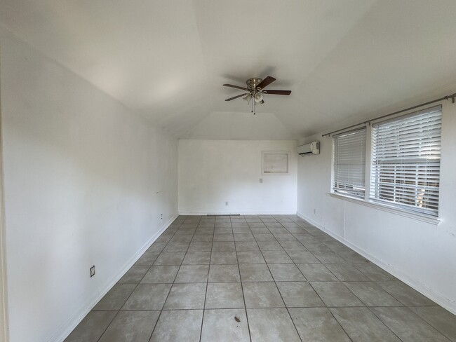 Building Photo - 2222 Carnes St