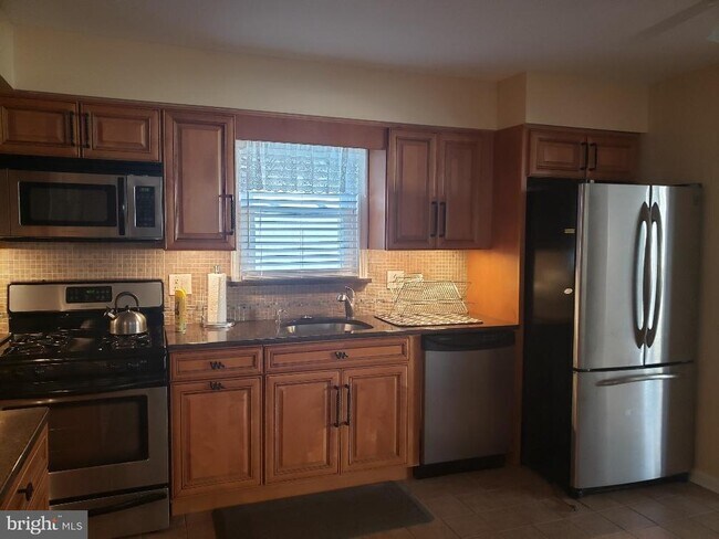 Building Photo - 18 S Oakland Ave