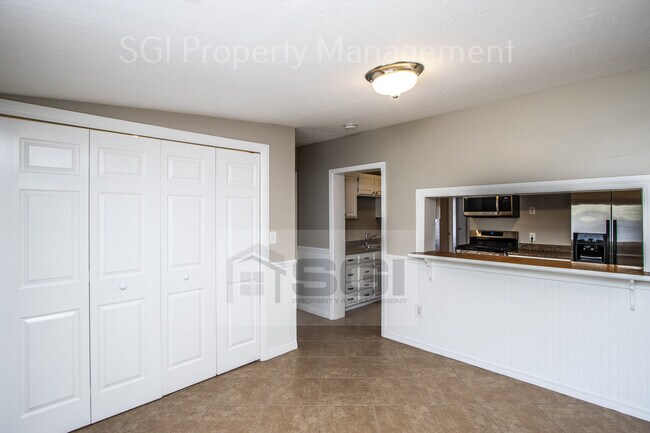 Foto del edificio - 309 W 9th St