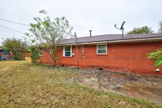 Building Photo - 4816 N Terry Ave