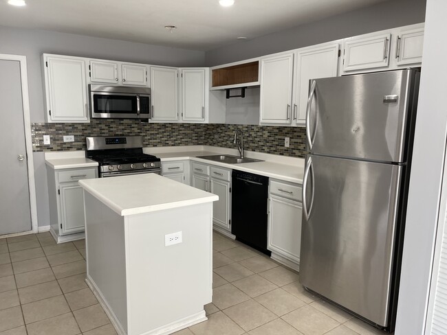 Building Photo - 4217 Spring Lake Dr