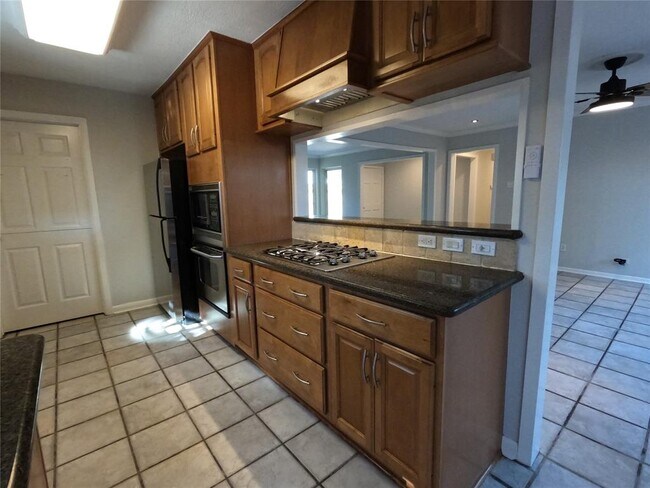 Building Photo - 9307 Meadowcroft Dr