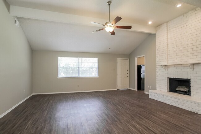 Building Photo - 16411 N Cross Dr