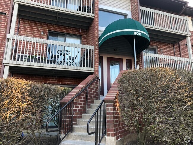 Building Photo - 800 N Lakeside Dr, 2B