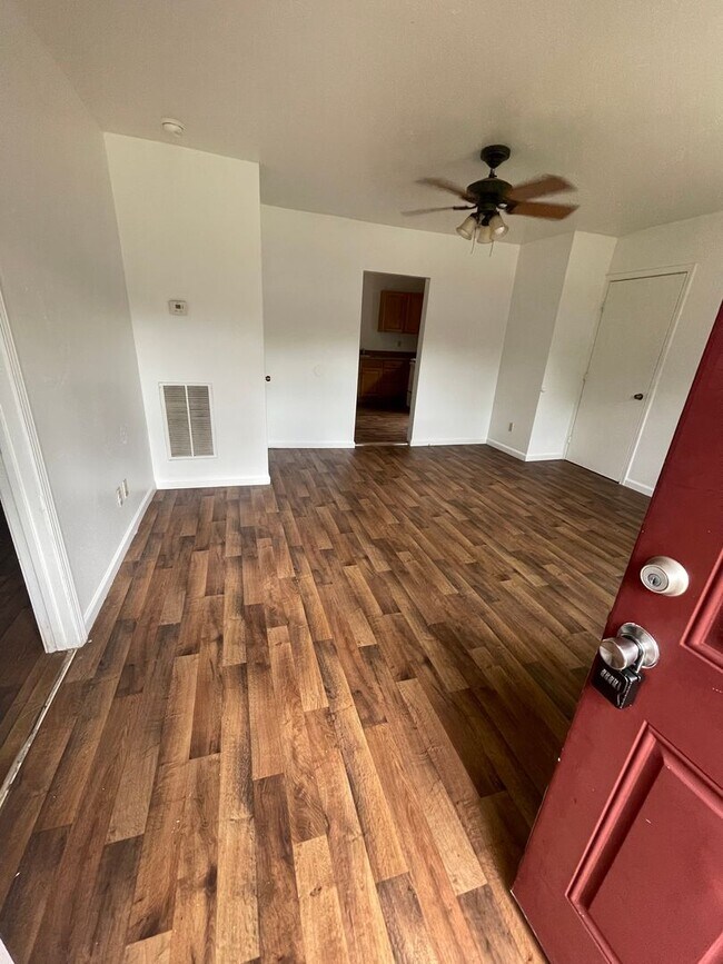 Foto del edificio - PRICE REDUCTION! Huge Backyard!!! 2 Bedroom 1 Bathroom house with a Bonus Room.