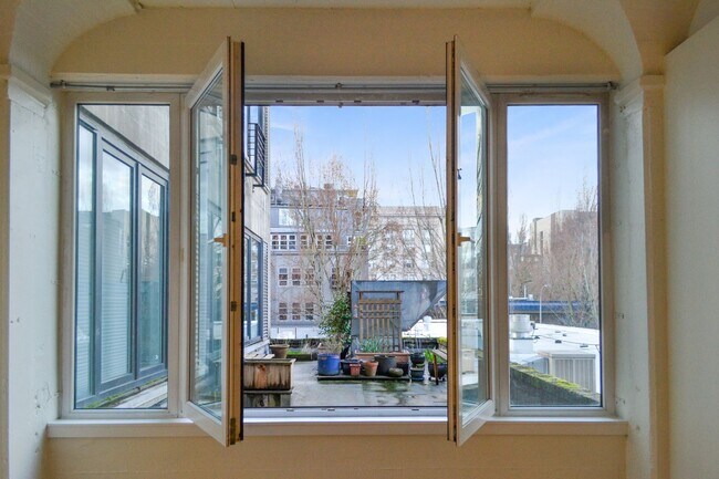 Foto del edificio - North Park Lofts - Historic Pearl District Warehouse Studio w/parking/most utilities/rooftop patio