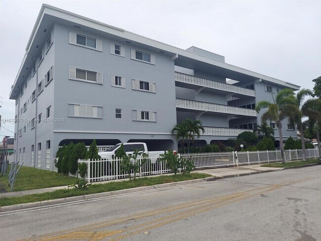 Foto del edificio - 1818 Rodman St