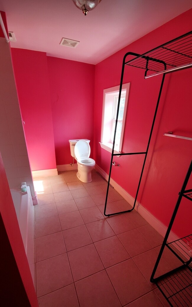 Full bath - 2539 N Howard St