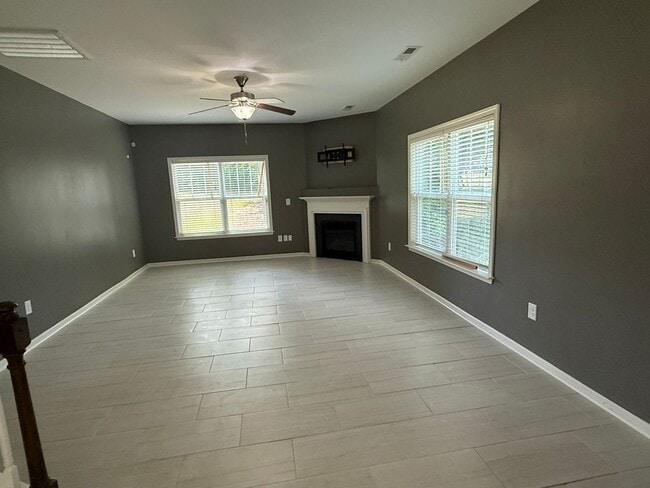 Building Photo - Gorgeous 3 Bed 2.5 Bath Plus Loft Home on ...