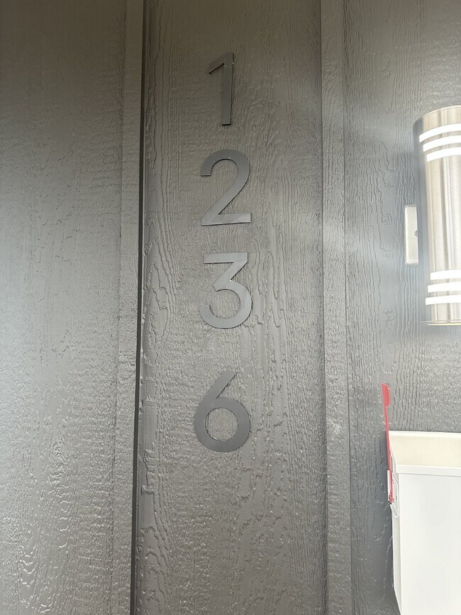 Foto del edificio - "Spacious 3-Bedroom Duplex with Granite El...