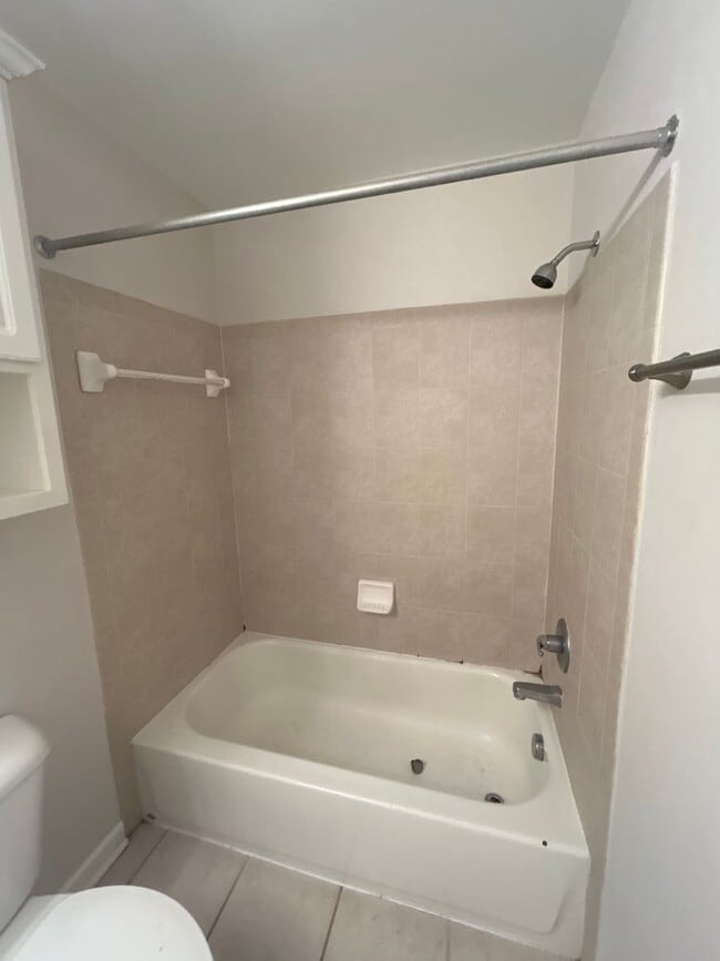 Building Photo - Three Bedroom Townhouse Available!