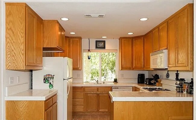 Building Photo - 2 bedroom, 1 bath close to Grass Valley do...