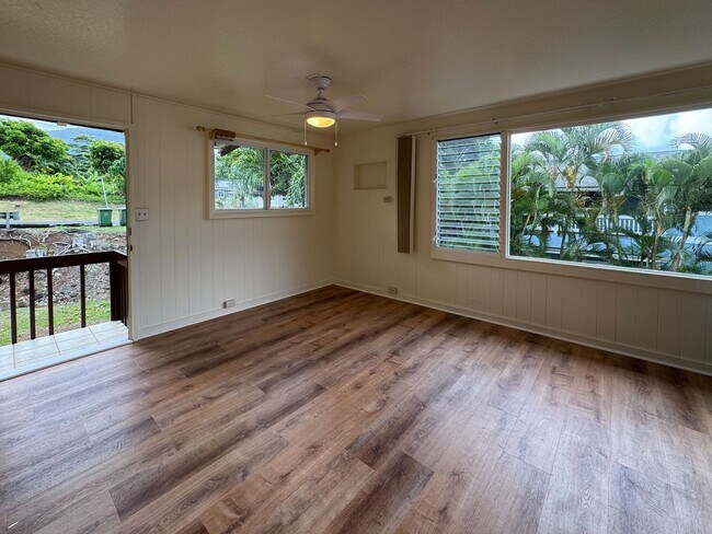 Foto del edificio - AVAILABLE NOW. 2BD/1BA/2PKG. Upstairs unit...
