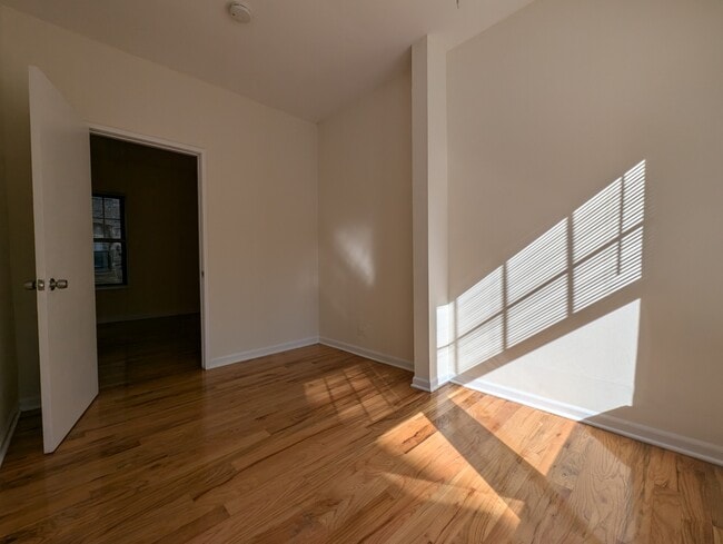 Building Photo - 658 W Cornelia Ave