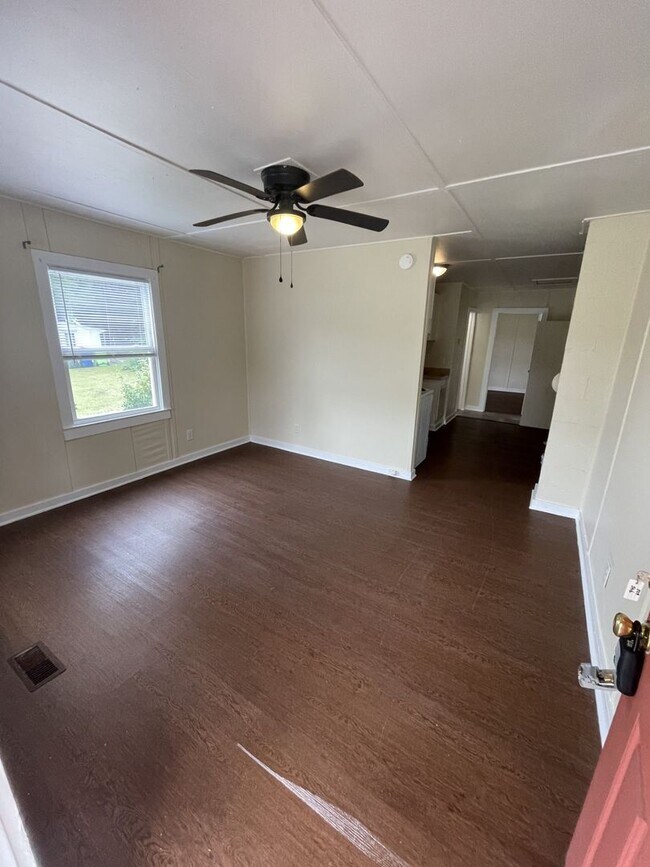 Building Photo - 1 Bd 1 Ba Triplex