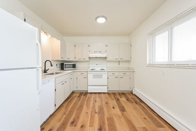 Foto del edificio - Spacious 2-Bedroom Single-Family with Mode...
