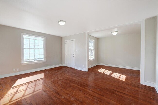 Building Photo - 2502 Manor Rd