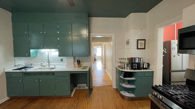 Kitchen - 1821 N Astor St