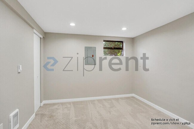 Foto del edificio - 8360 10th Ave NW