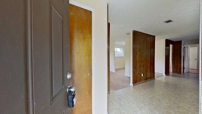 Foto del edificio - Welcome home to this beautiful brick 3-bedroom