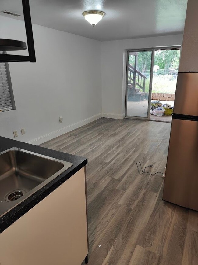 Building Photo - 672 E 400 N St