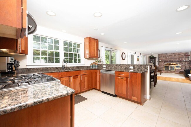 Foto del edificio - Luxurious Spacious and Bright , Gorgeous Potomac 6BR/4.5BA/2GAR Home - In Sought After Copenhaver