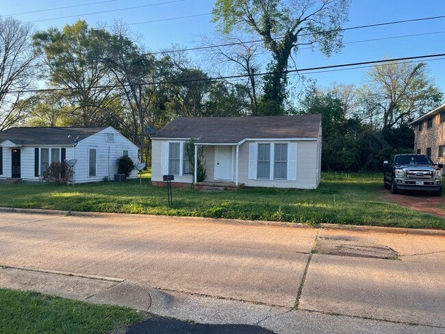 Building Photo - 208 Muller St